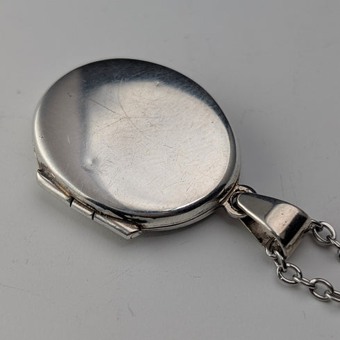 Vintage sterling silver oval locket pendant 3.9g with necklace